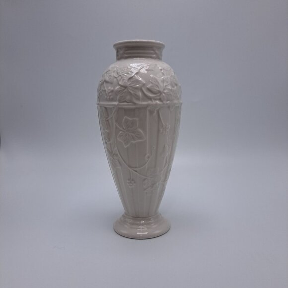 Wedgwood White Classic Garden Vase Grapes Leaves Embossed 7.5" England 1996 - Picture 2 of 9